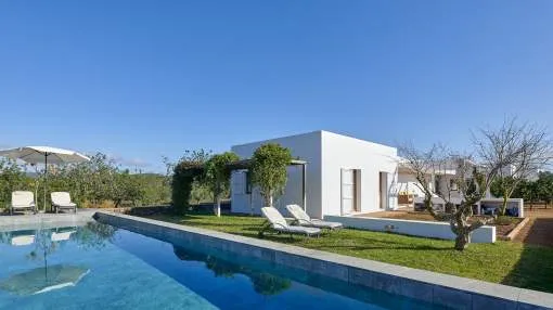 Single level Comfortable, Well Maintained Ecologist Dream Home Single level Comfortable, Well Maintained Ecologist Dream Home